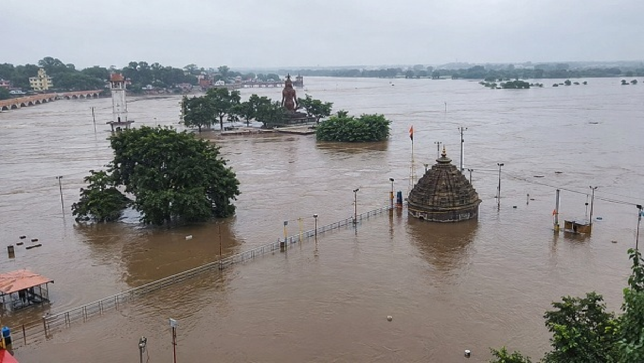 CG : लगातार बारिश से नवापारा-राजिम और गरियाबंद में बाढ़ जैसे हालात, त्रिवेणी संगम जलमग्न, कई मार्ग बाधित…