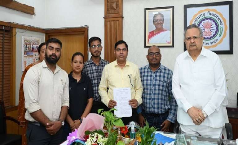 CG : लंबित भर्तियां शुरू करने की मांग को लेकर रायपुर पहुंचे बेरोजगार युवा, जनप्रतिनिधियों को सौंपा ज्ञापन…