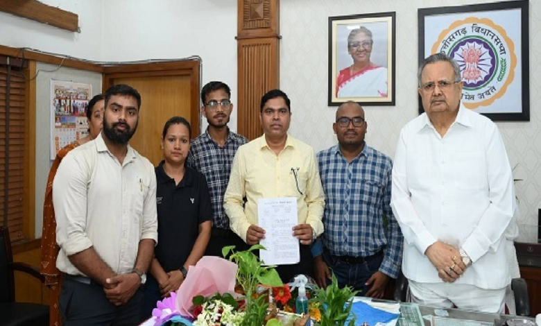 CG : लंबित भर्तियां शुरू करने की मांग को लेकर रायपुर पहुंचे बेरोजगार युवा, जनप्रतिनिधियों को सौंपा ज्ञापन…