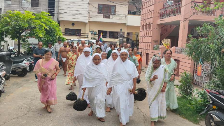 CG : आर्यिका माँ तपोमति माताजी का ससंघ चंद्रप्रभ दिगंबर जैन मंदिर में मंगल प्रवेश…