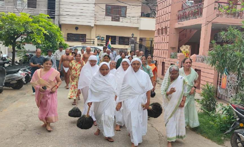 CG : आर्यिका माँ तपोमति माताजी का ससंघ चंद्रप्रभ दिगंबर जैन मंदिर में मंगल प्रवेश…