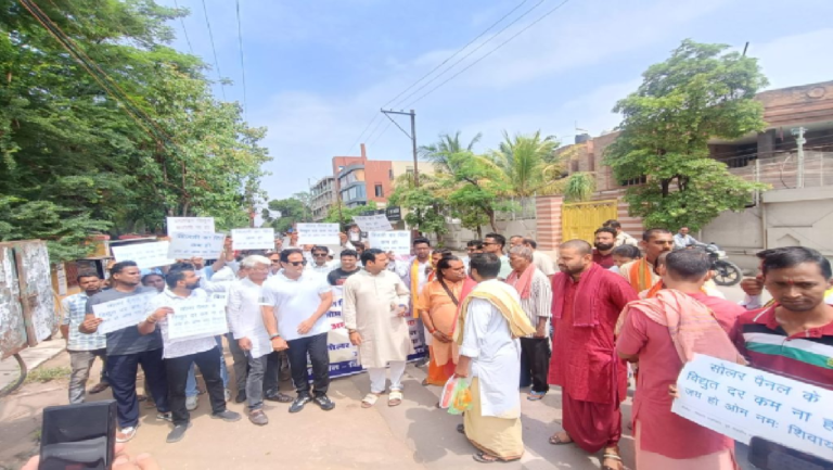 CG : बिजली कटौती के विरोध में कांग्रेस का अनोखा प्रदर्शन, ट्रांसफार्मर की पूजा कर जताया विरोध…