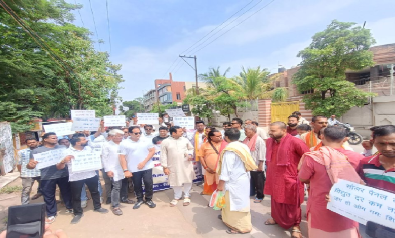 CG : बिजली कटौती के विरोध में कांग्रेस का अनोखा प्रदर्शन, ट्रांसफार्मर की पूजा कर जताया विरोध…