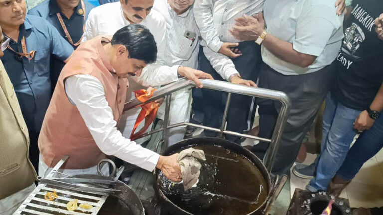 दोपहिया वाहन से निकले CM डॉ. यादव, पैदल चलकर शहर की व्यवस्थाओं का किया निरीक्षण