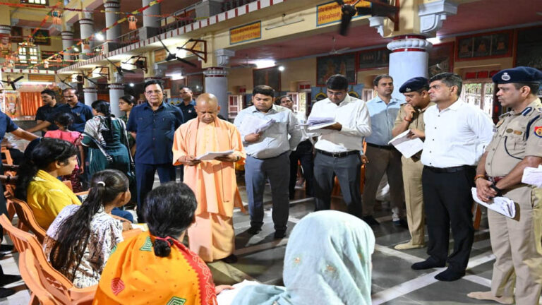 गोरखनाथ मंदिर में मुख्यमंत्री योगी ने करीब 250 लोगों से मुलाकात कर सुनीं समस्याएं