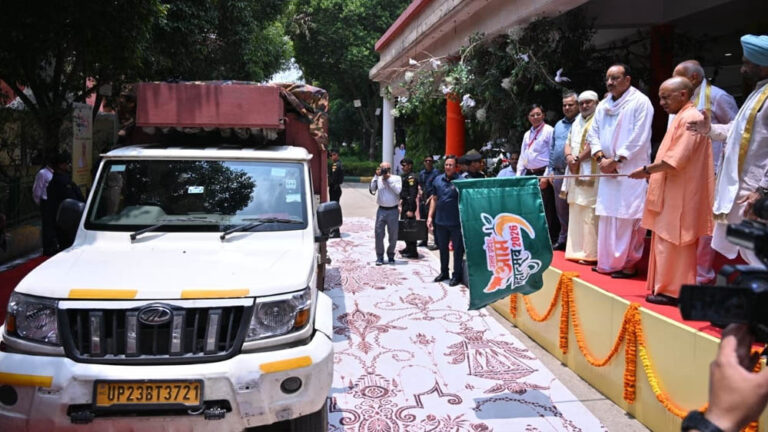 यूपी मैंगो फेस्टिवल में दिखा विशाल आम का जलवा, आधा किलो वजनी फल देख CM योगी भी मुस्कुराए