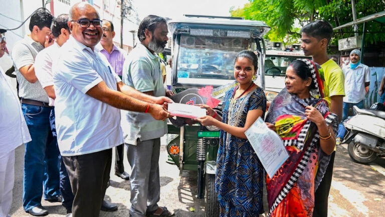 योगी सरकार की पहल से ‘खुशी’ हुई आत्मनिर्भर, इलाज और पढ़ाई के बाद मिला रोजगार का सहारा