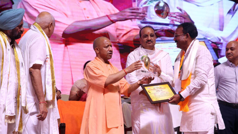 वाहन को हरी झंडी दिखाकर सीएम योगी ने रवाना किया यूपी का आम