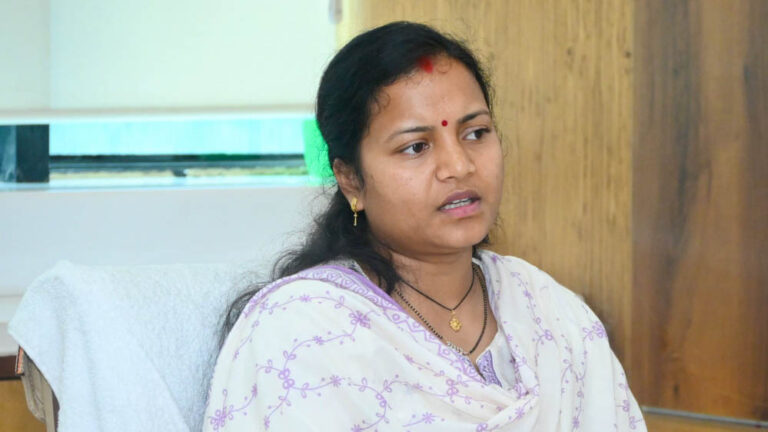 महिला एवं बाल विकास विभाग की योजनाएं अब गोंडी-हल्बी में पहुंचेंगी घर-घर, मंत्री राजवाड़े ने दिए निर्देश