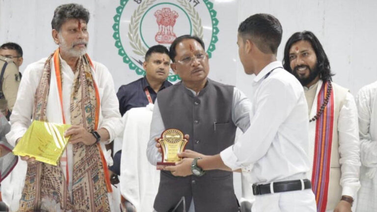 रायपुर में मेधावी छात्रों का सम्मान, मुख्यमंत्री विष्णुदेव साय ने उज्ज्वल भविष्य की दी शुभकामनाएं