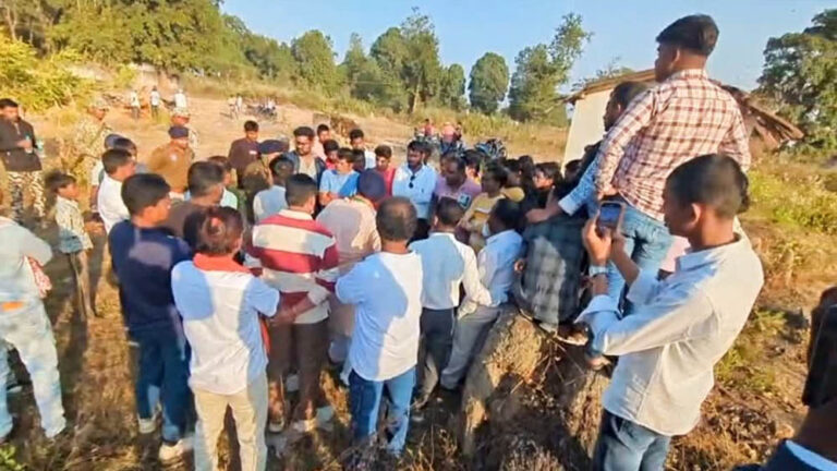 धर्मांतरण को लेकर गांव में विवाद, ग्रामसभा के फैसले के बाद आदिवासी परिवार का सामाजिक बहिष्कार चर्चा में
