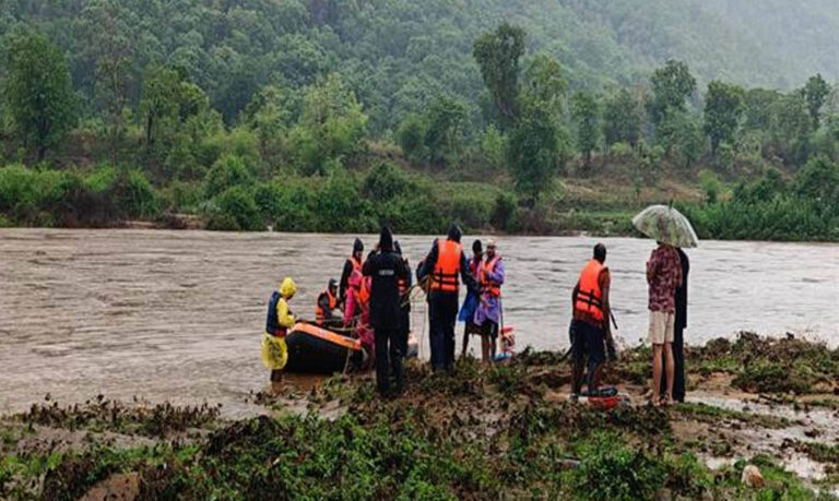 बालाघाट में बाढ़ का कहर, जान जोखिम में डालकर ग्रामीणों की मदद में जुटी मध्यप्रदेश पुलिस