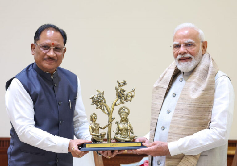 CG: पीएम मोदी से CM विष्णु देव साय की मुलाकात, राजनांदगांव की ₹10,500 करोड़ यूरिया परियोजना को जल्द मंजूरी का आग्रह