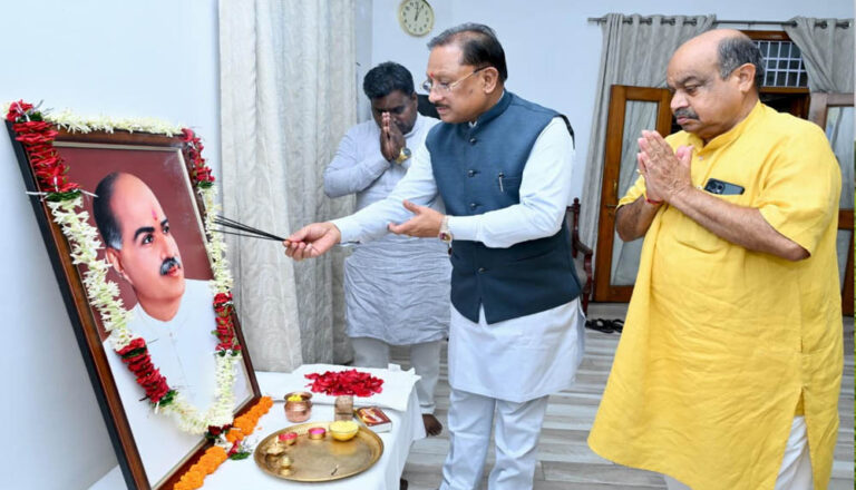मुख्यमंत्री विष्णुदेव साय ने डॉ. श्यामा प्रसाद मुखर्जी की 125वीं जयंती पर उन्हें किया नमन