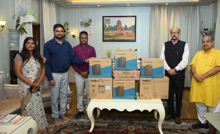 डिजिटल शिक्षा को बढ़ावा, मांझीगुडा के स्वामी आत्मानंद स्कूल को मिले 10 कंप्यूटर