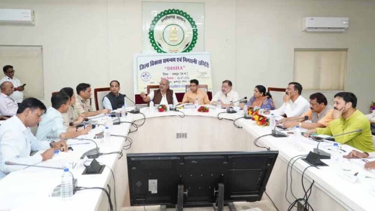 शिक्षा, स्वास्थ्य और विकास कार्यों पर बड़ा फैसला, सांसद बृजमोहन अग्रवाल ने अधिकारियों संग की समीक्षा बैठक