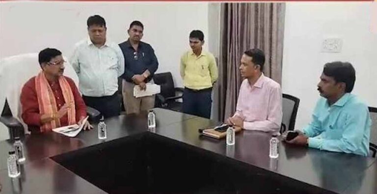 बिलासपुर समीक्षा बैठक में केंद्रीय मंत्री तोखन साहू का बड़ा एक्शन, जल जीवन मिशन की धीमी रफ्तार और बिजली कटौती पर जताई नाराजगी