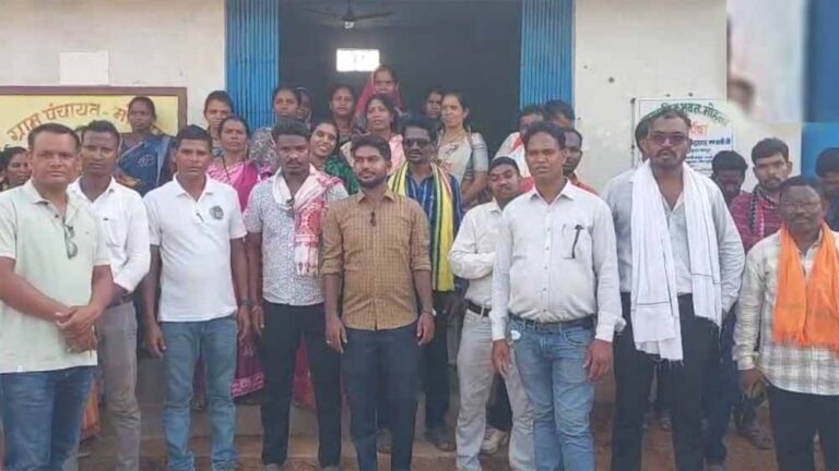 जनपद पंचायत CEO बदले, अब जिला पंचायत CEO के ट्रांसफर को लेकर ग्रामीणों का प्रदर्शन