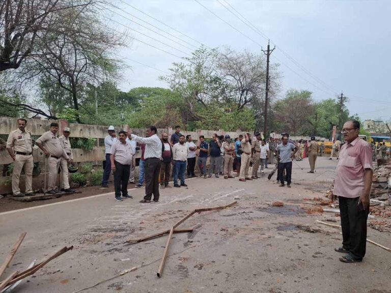दुर्ग: रेलवे की जमीन पर बने मकान को वारिसों ने स्वेच्छा से किया खाली, प्रशासन को सौंपा कब्जा