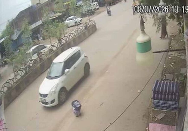 Chhattisgarh: चलती स्कूल वैन का गेट खुलने से सड़क पर गिरा मासूम, सुरक्षा व्यवस्था पर उठे सवाल