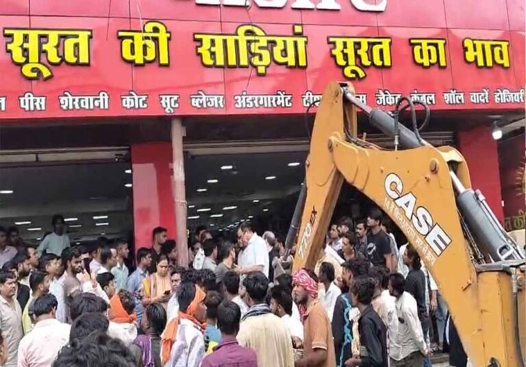 CG News: पंडरी कपड़ा मार्केट में अवैध कब्जे पर चला बुलडोजर, सबसे पुरानी होलसेल दुकान हुई मुक्त