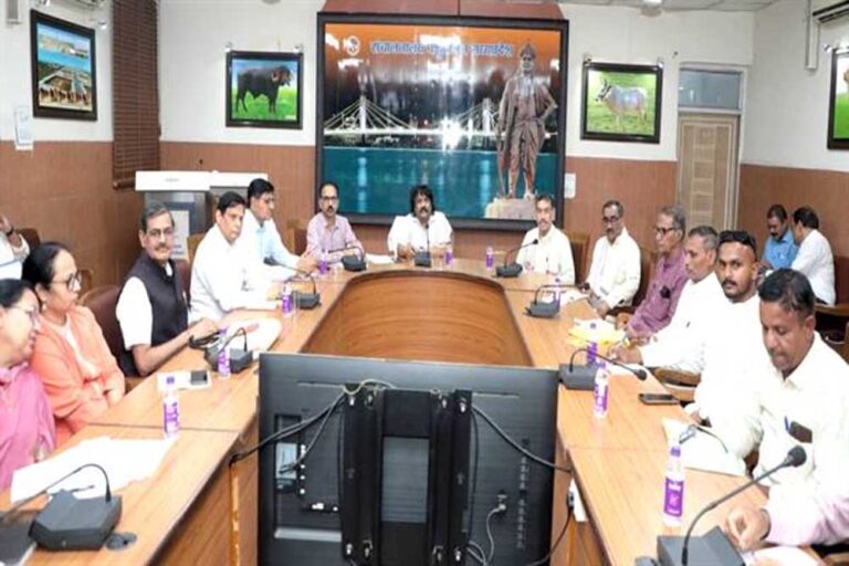 पशुपालन एवं डेयरी विभाग की किसानों के साथ हुई बैठक