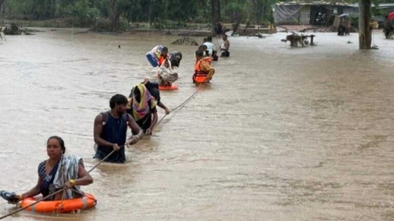 महासमुंद में बड़ा हादसा टला, उफनते नाले से 14 मजदूरों को सैनिकों ने सुरक्षित बचाया