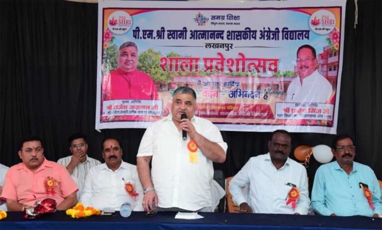 उज्ज्वल भविष्य की दी शुभकामनाएं, छात्राओं को साइकिल भेंट कर बढ़ाया उत्साह