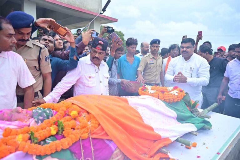 लोककला की महान साधिका डॉ. तीजन बाई को शिक्षा मंत्री ने दी श्रद्धांजलि, अंतिम संस्कार में किया नमन