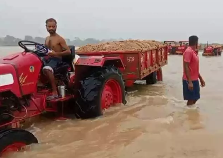 CG : बरसात के बीच अवैध रेत खनन का खेल जारी, ट्रैक्टर नदी में उतारकर बालू तस्करी …