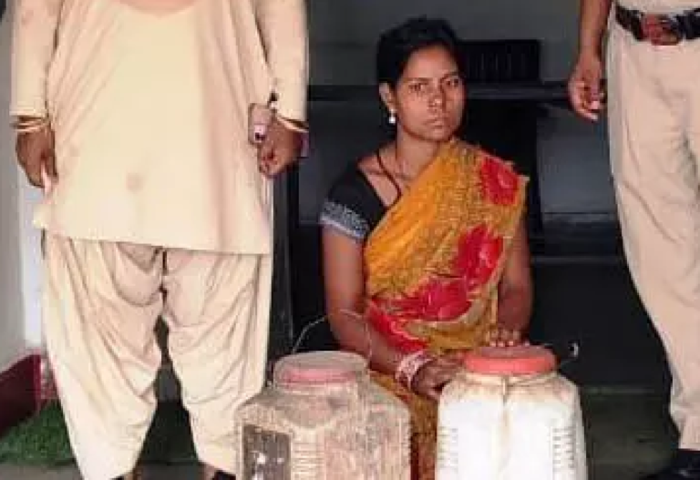 CG : महुआ शराब के साथ महिला गिरफ्तार …