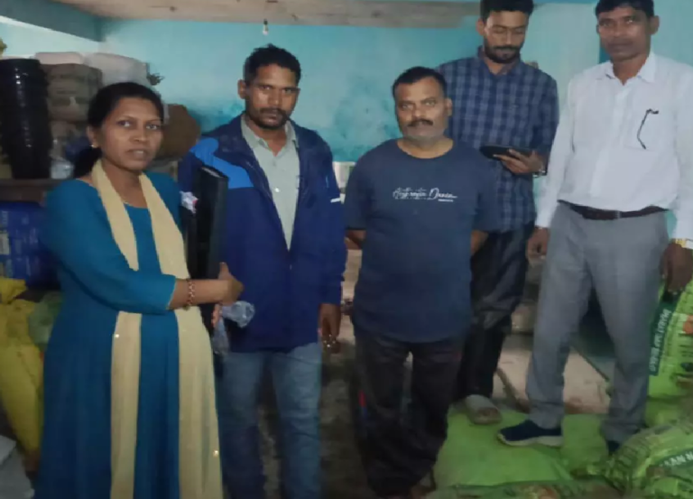 CG : नकली उर्वरक पकड़ाया, बिना लाइसेंस के बेच रहा था कृषि केंद्र संचालक …