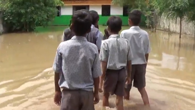 CG : बारिश में तालाब बना स्कूल परिसर, जलभराव से बच्चों की जान पर मंडराया खतरा …