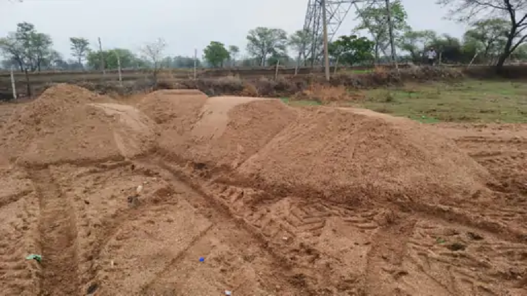 राजनांदगांव : रेत माफियाओं ने बदला पैंतरा, अफसरों को राजनीतिक रसूख की आड़ में दे रहे चकमा …