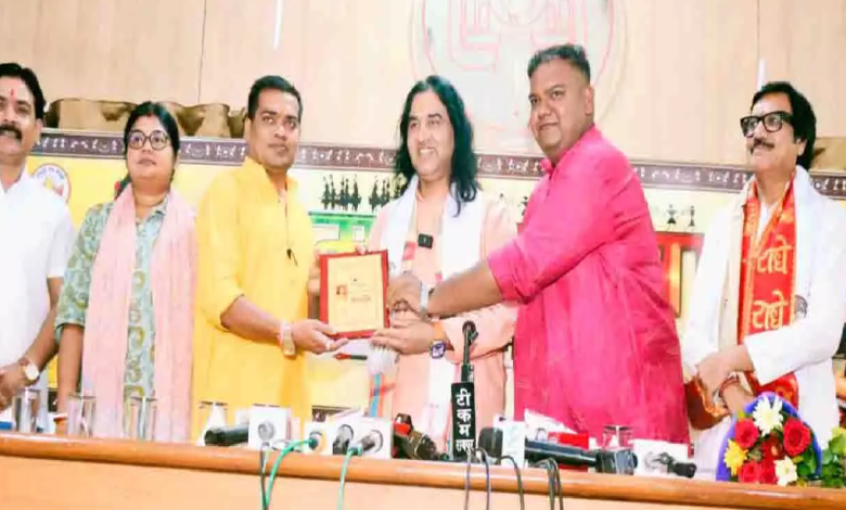 CG : रायपुर प्रेस क्लब के कार्यक्रम में पहुंचे देवकीनंदन ठाकुर, बोले- सनातन बोर्ड का हो गठन, 50 सीटें धर्माचार्यों को मिले …