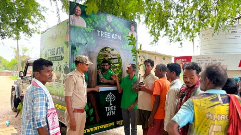 CG : ग्रीन सुकमा “मोबाइल ट्री एटीएम“ से बंट रहे मुफ्त पौधे, लोगों में भारी उत्साह …