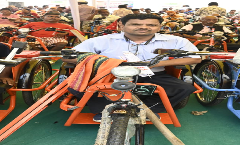 अब किसी का सहारा नहीं, अपने हौसलों के पहियों पर आगे बढ़ रहे बृहस्पति और विष्णु ...