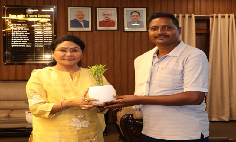 CG : कलेक्टर ने किया शौर्य चक्र से सम्मानित जिले के वीर जवान भोजराम साहू का सम्मान …
