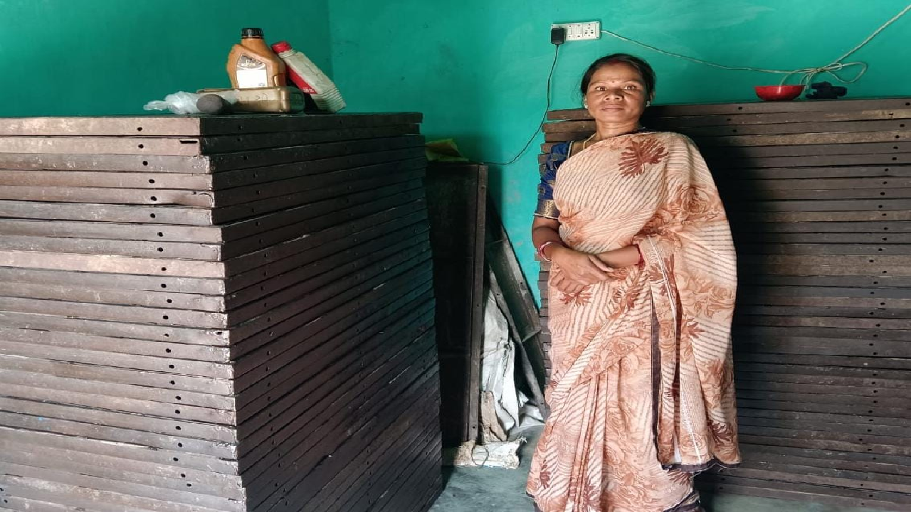 सेंट्रिंग प्लेट व्यवसाय से चमकी फूलकली की किस्मत, बिहान ने बनाया आत्मनिर्भरता का प्रतीक ...