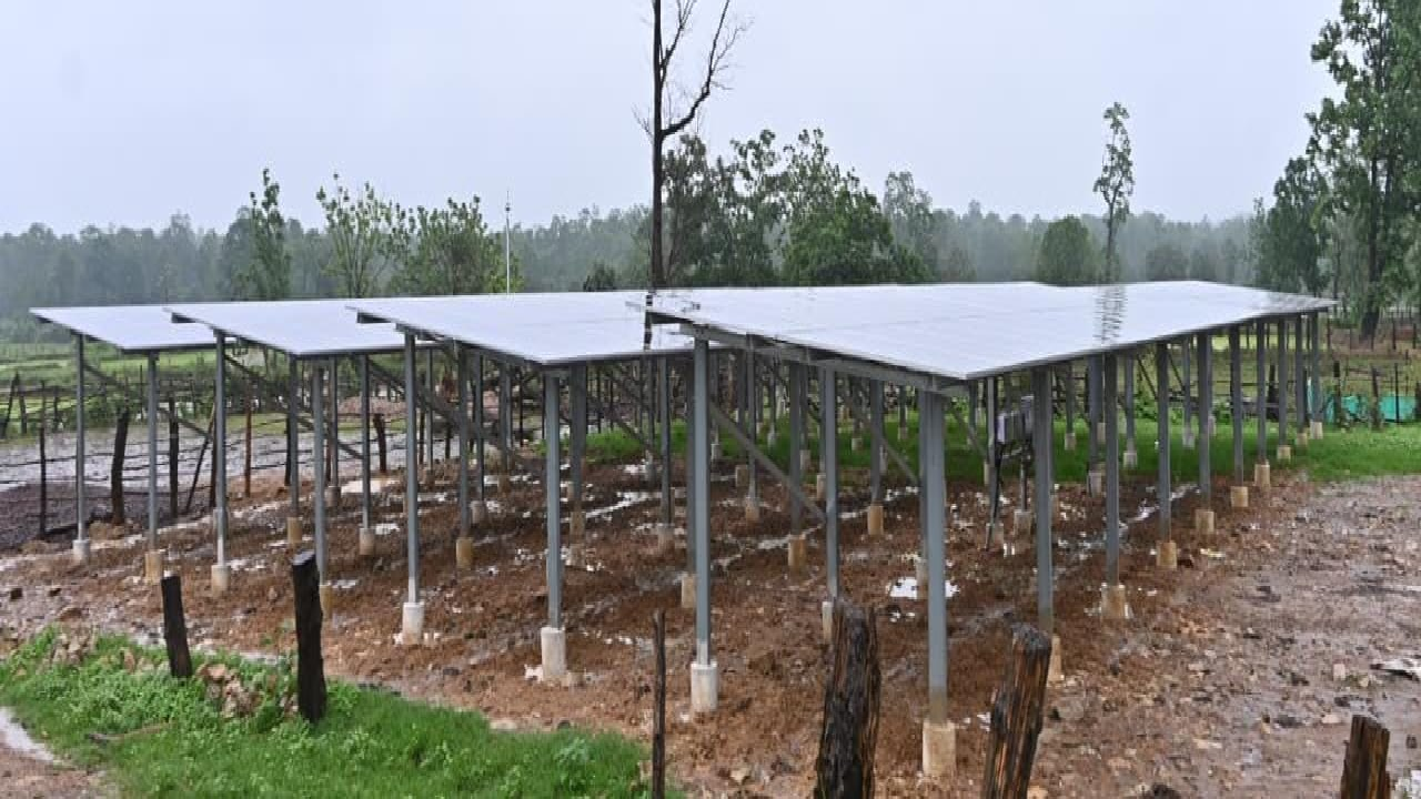 नक्सल साए से निकलकर हरित ऊर्जा का मॉडल बना ठेनही ...