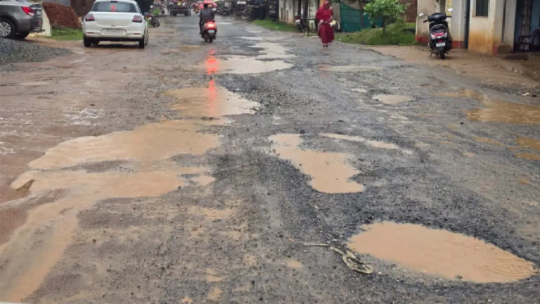 CG : 40 करोड़ की सड़क योजना अटकी, कोतबा-बागबहार मार्ग बना ‘मौत का रास्ता’ …