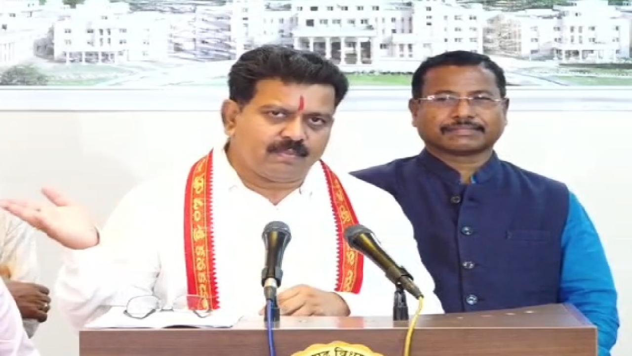CG : गरीबों का आवास रोका, घोटालों को संरक्षण दिया, चर्चा से भागना विपक्ष की आदत : विजय शर्मा …