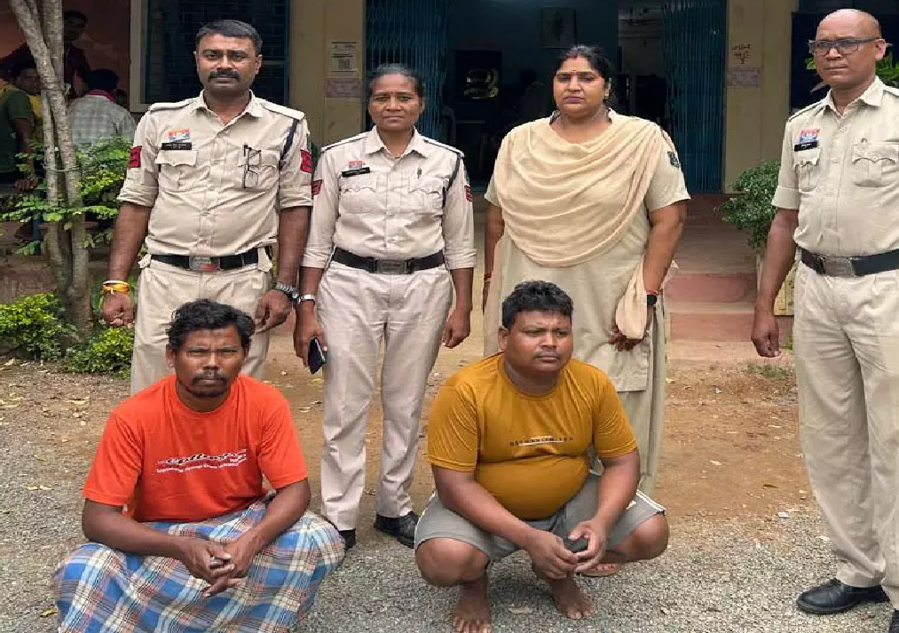 CG : दो सगे भाई गिरफ्तार, जमीन विवाद में बुजुर्ग दंपति की हत्या कर शवों को जलाया था …