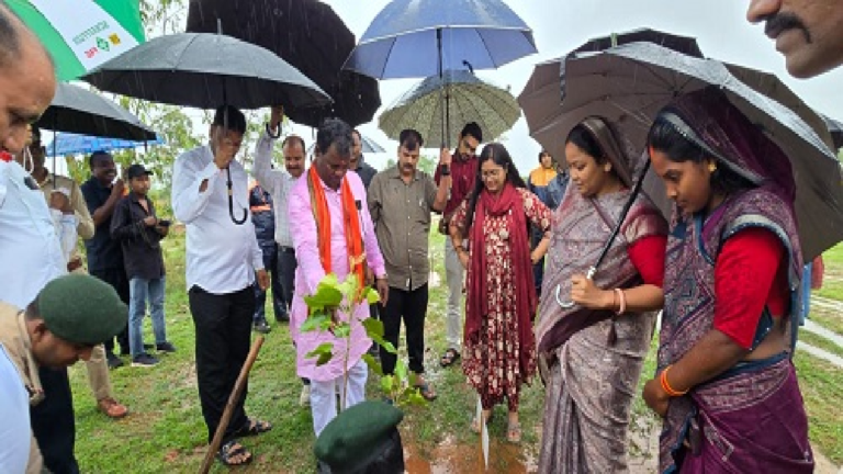 CG : लोधिमा में मनाया गया वन महोत्सव एवं ‘‘एक पेड़ माँ के नाम 3.0‘‘ कार्यक्रम …