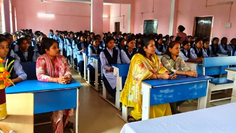 CG : बेटी बचाओ-बेटी पढ़ाओ योजना : मिशन शक्ति के तहत विद्यार्थियों को हेल्पलाइन …