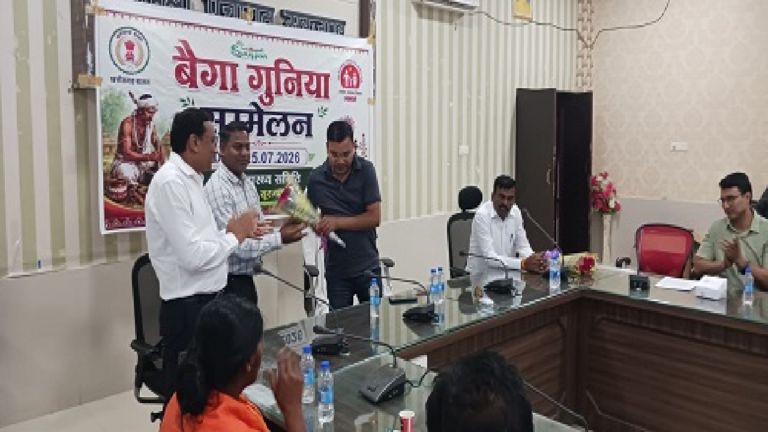 CG : सूरजपुर में जिला स्तरीय बैगा-गुनिया सम्मेलन आयोजित, सर्पदंश व मौसमी बीमारियों से बचाव पर हुआ मंथन‘ …