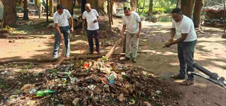 CG : खुड़िया रानी धार्मिक स्थल में स्वच्छता श्रमदान, जनप्रतिनिधियों व ग्रामीणों ने बढ़-चढ़कर लिया भाग …