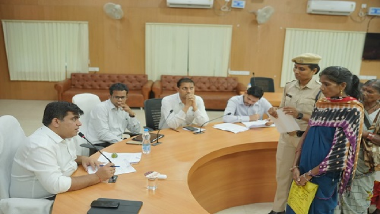 CG : कलेक्टर ने जनदर्शन में सुनी गई आम लोगो की समस्याएं …