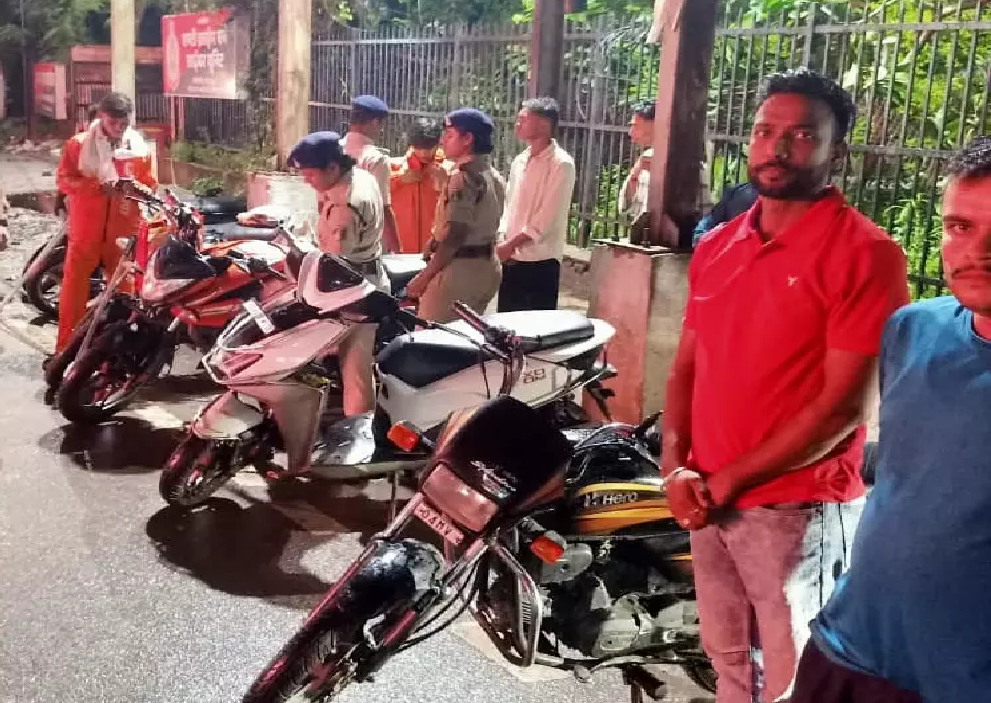 CG : रायपुर में 41 इलाकों में पुलिस की नाकेबंदी, चोरी का वाहन बरामद और चाकू सहित बदमाश गिरफ्तार …