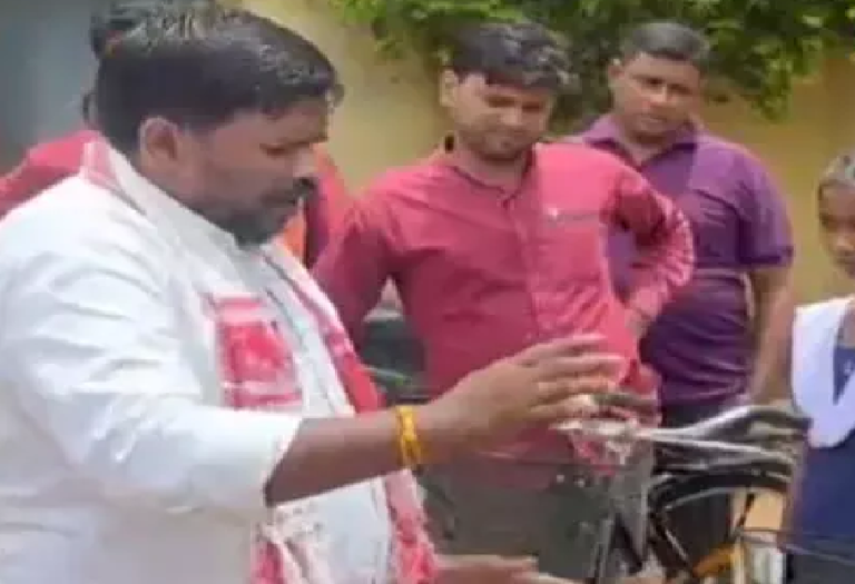 CG : रवि भगत पुलिस हिरासत में, स्कूल में अशांति फैलाने का आरोप …